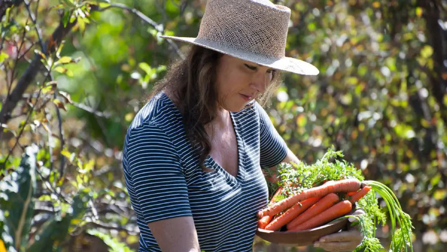 girl_with_carrot